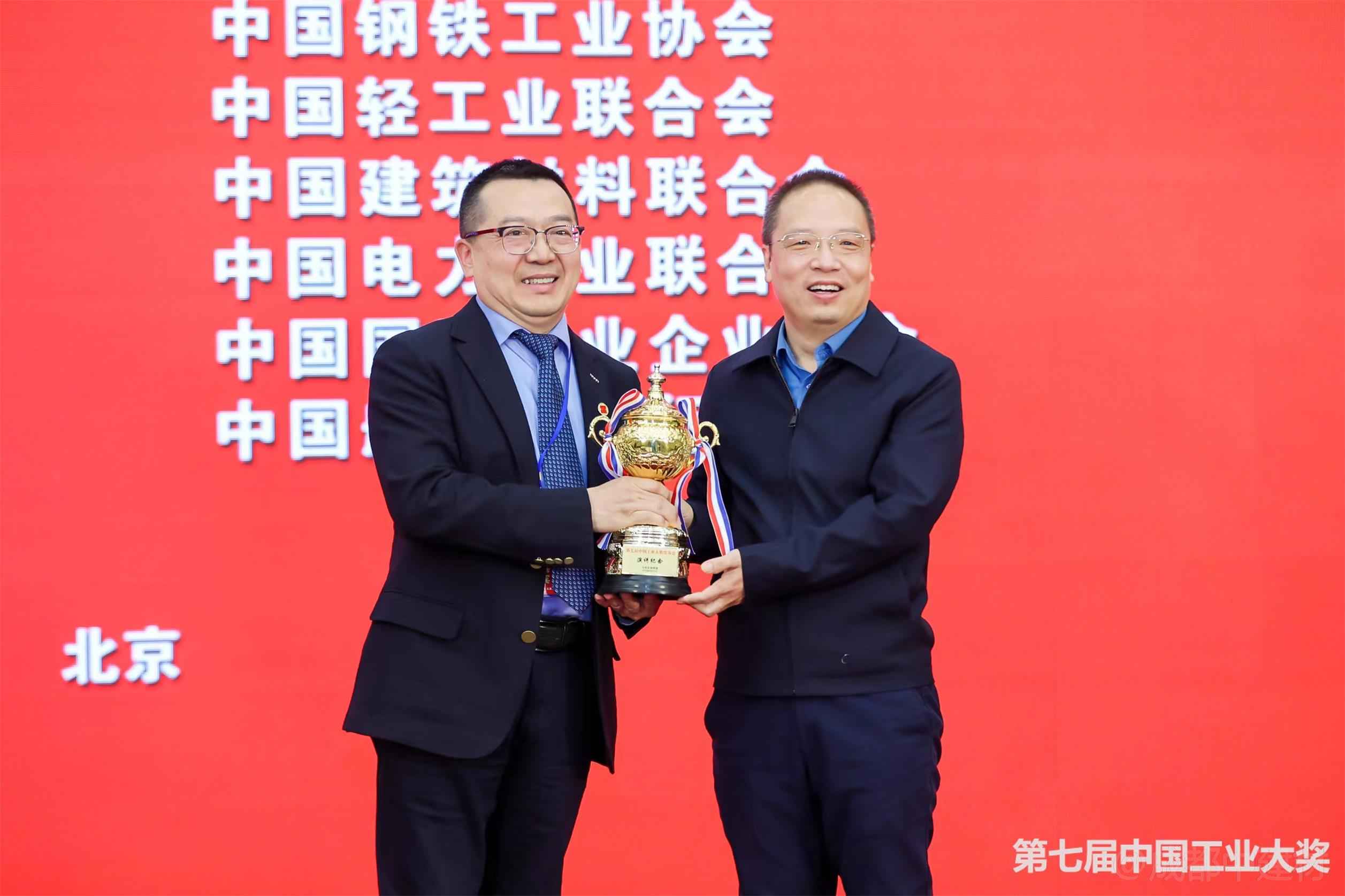 頒獎(jiǎng)獨(dú)照1 頒獎(jiǎng)獨(dú)照1