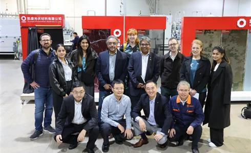 凱盛玻璃控股董事長(zhǎng)殷新建在中英工程院交流會(huì)上發(fā)表主旨演講，與多位院士共話(huà)光伏建筑一體化未來(lái)