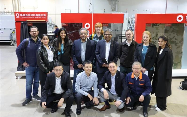 凱盛玻璃控股董事長(zhǎng)殷新建在中英工程院交流會(huì)上發(fā)表主旨演講，與多位院士共話光伏建筑一體化未來(lái)