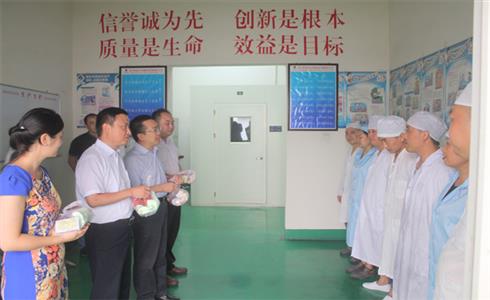 成都中建材開(kāi)展“送清涼”慰問(wèn)活動(dòng)